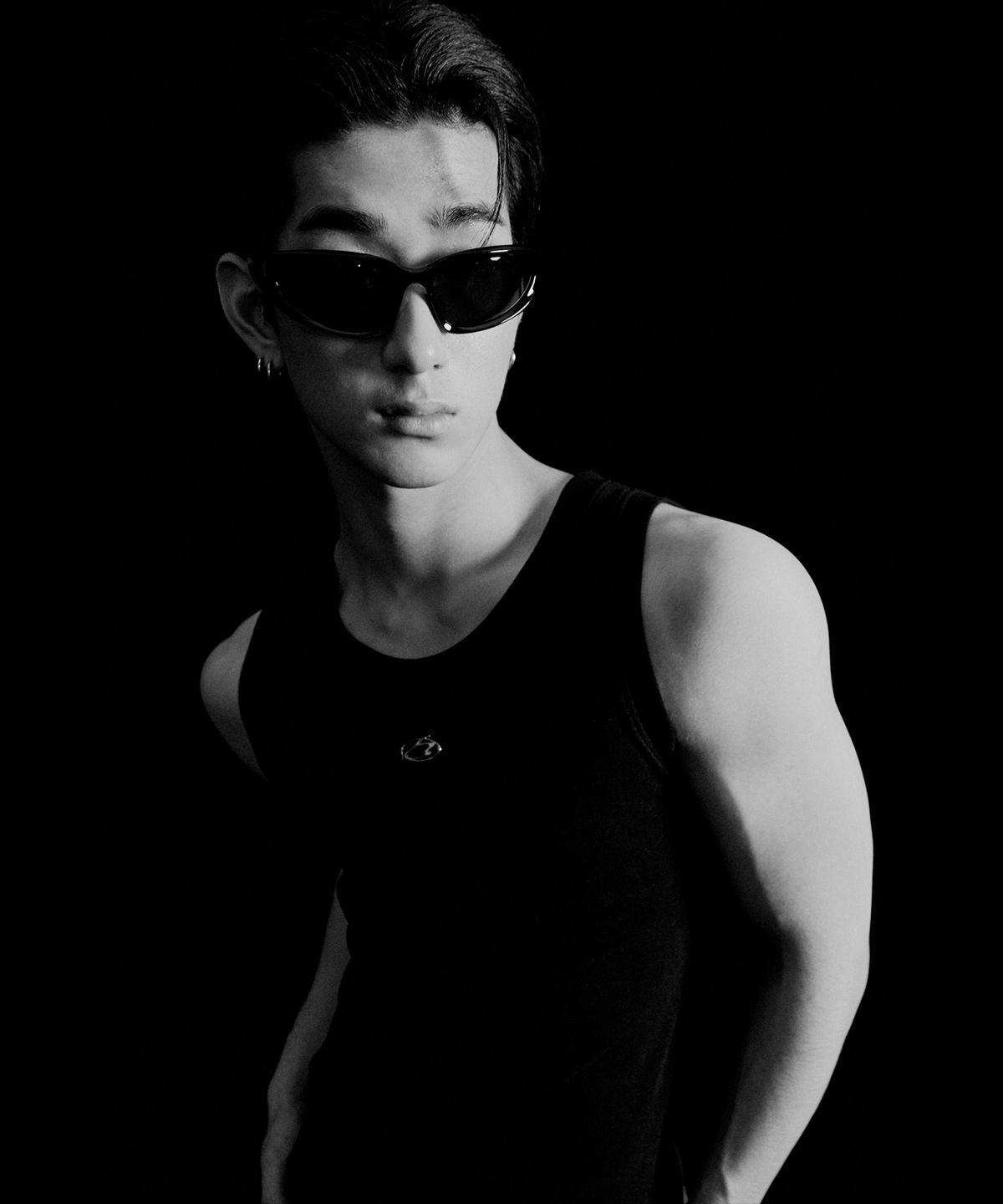모어댄블랙(MORE THAN BLACK) LOGO SLEEVELESS
