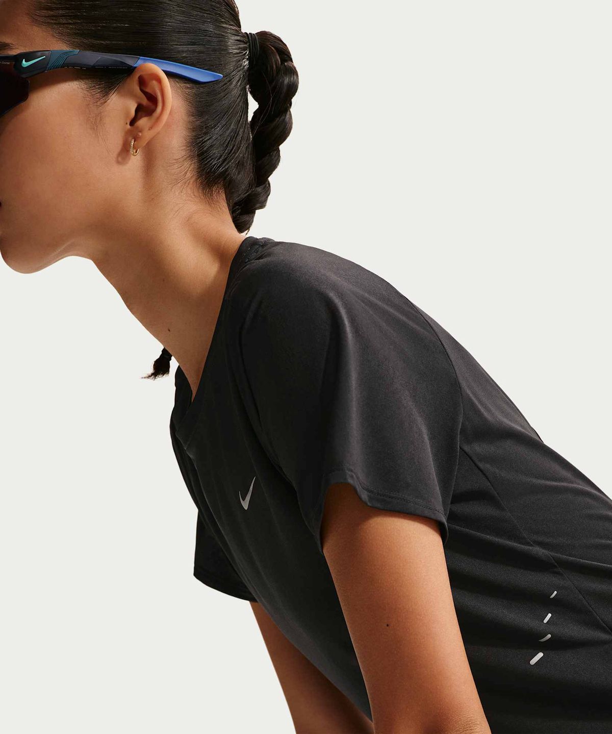 나이키(NIKE) 스위프트 브리드 드라이 핏 반소매 러닝 탑 W - 블랙:포톤 더스트:화이트 / IF1681-010