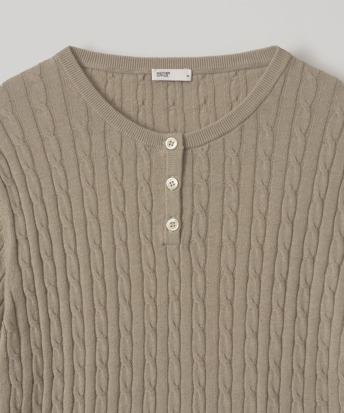 어나더오피스 우먼(ANOTHER OFFICE WOMEN) W. Henley Neck Cable Knit (Light Khaki)