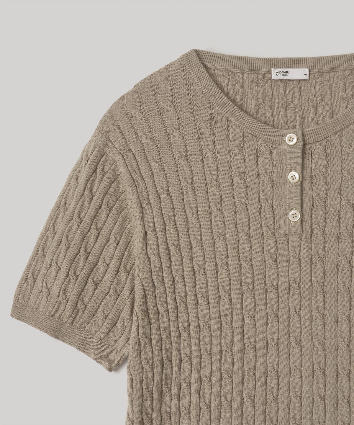 어나더오피스 우먼(ANOTHER OFFICE WOMEN) W. Henley Neck Cable Knit (Light Khaki)