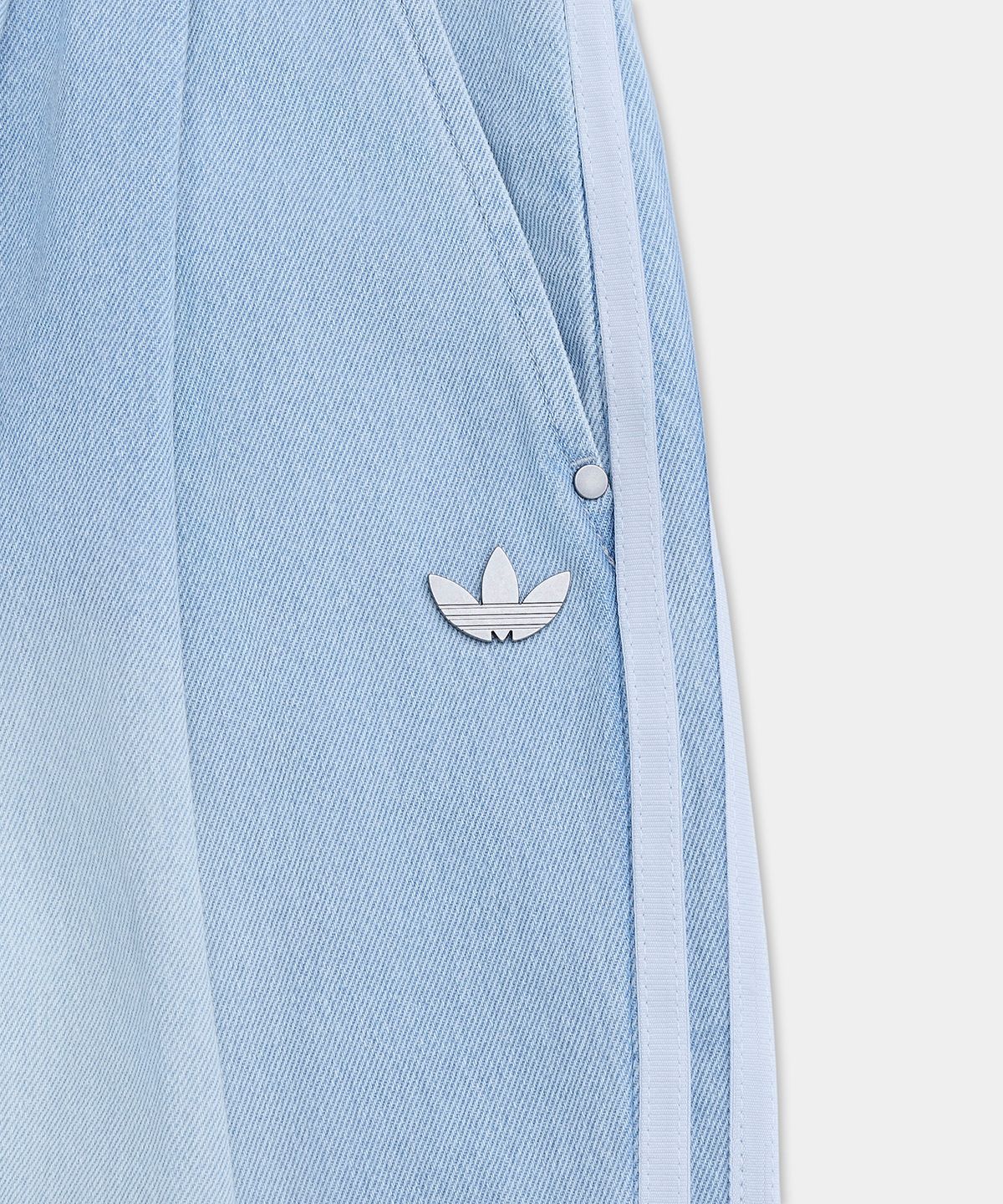 아디다스(ADIDAS) 아딜레늄 시즌 5 데님 진 - 라이트블루 / KX4822