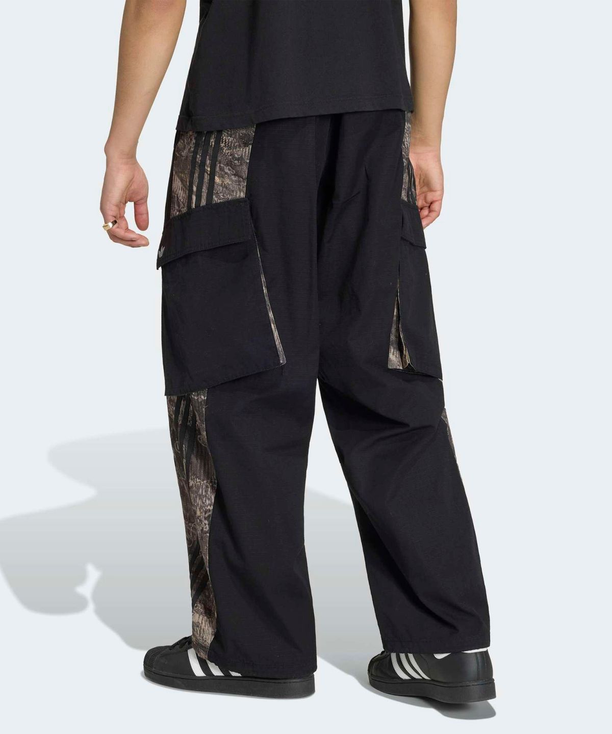 아디다스(ADIDAS) 아딜레늄 시즌 5 카고 팬츠 - 블랙 / KX4839