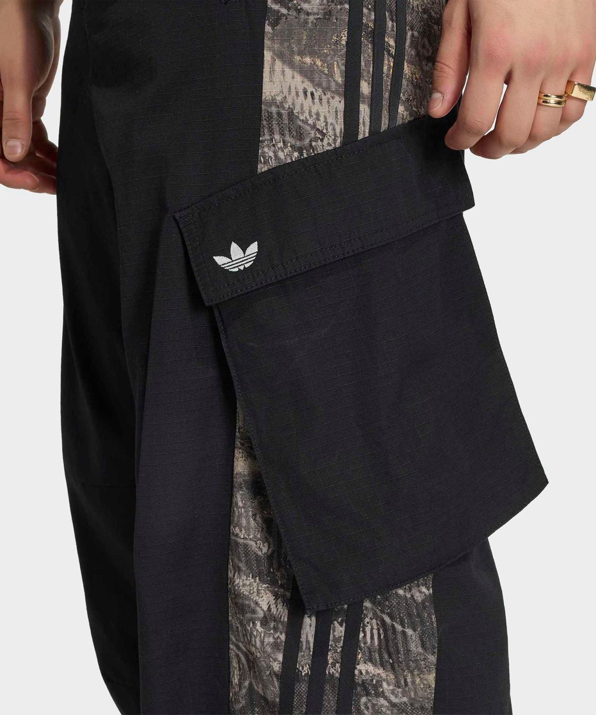 아디다스(ADIDAS) 아딜레늄 시즌 5 카고 팬츠 - 블랙 / KX4839