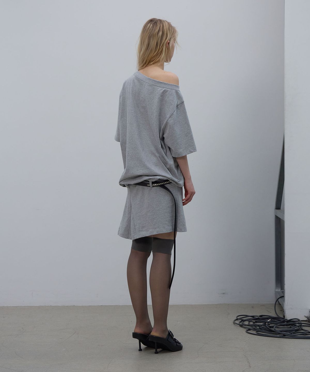 엘씨디씨티엠(LCDC™) ASYMMETRIC OFF-SHOULDER DRESS (MELANGE GREY)