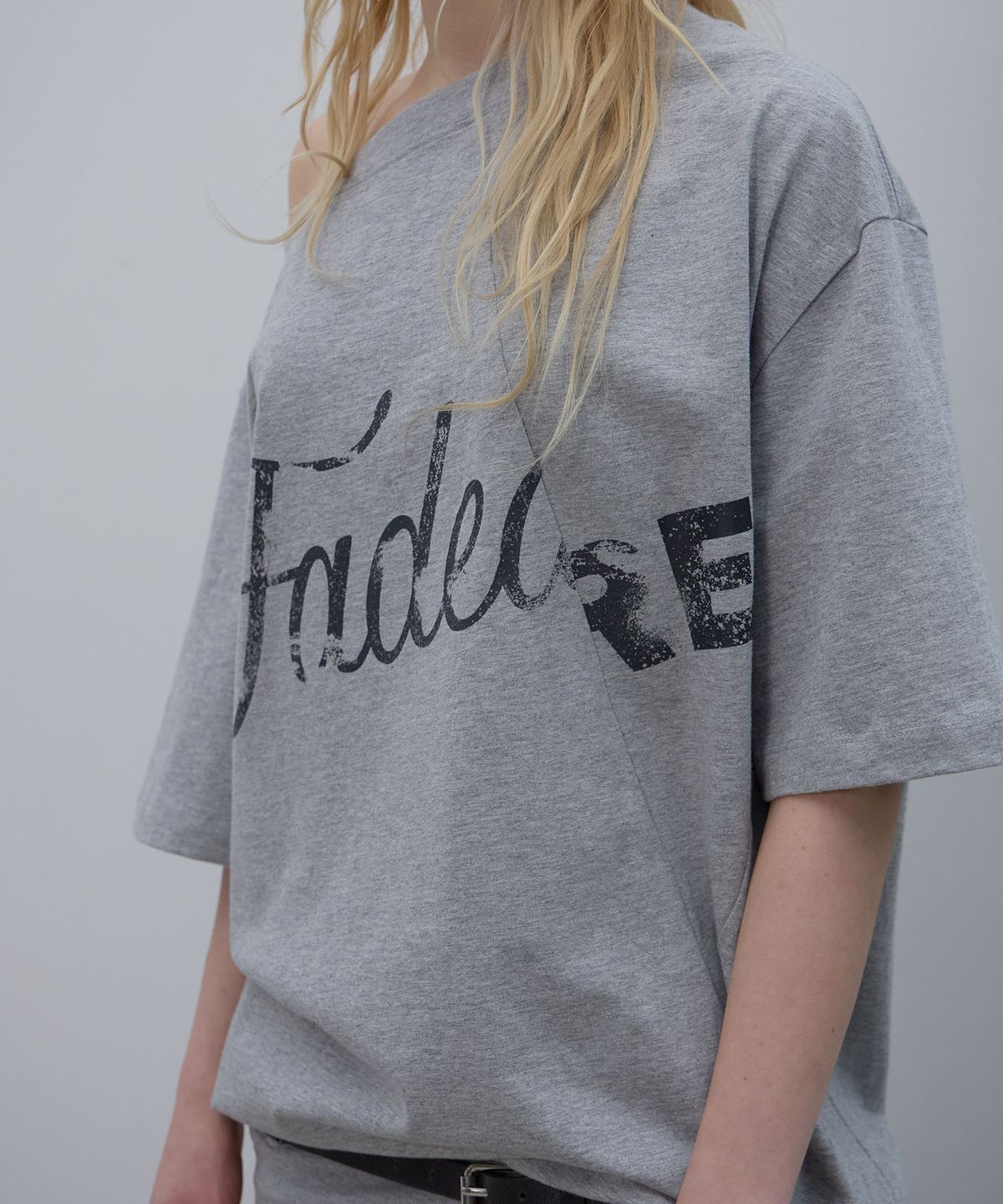 엘씨디씨티엠(LCDC™) ASYMMETRIC OFF-SHOULDER DRESS (MELANGE GREY)