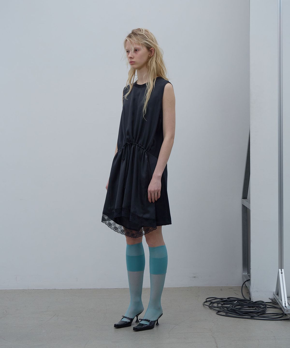엘씨디씨티엠(LCDC™) DRAWSTRING GATHERED DRESS (BLACK)