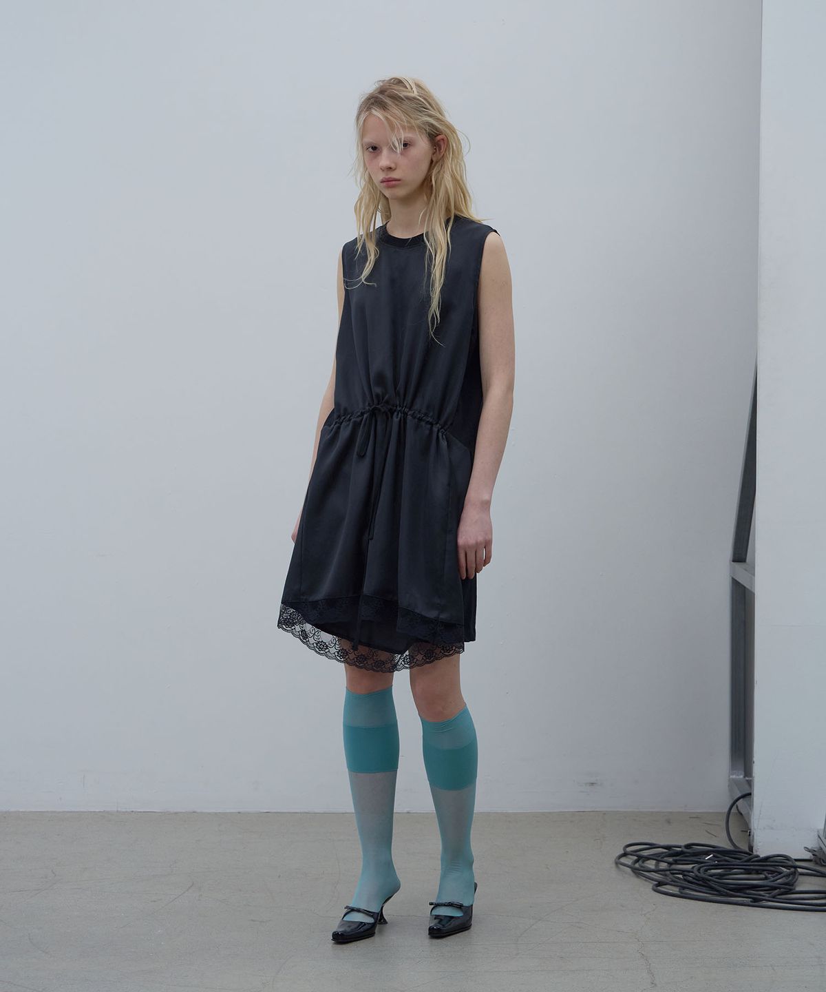 엘씨디씨티엠(LCDC™) DRAWSTRING GATHERED DRESS (BLACK)