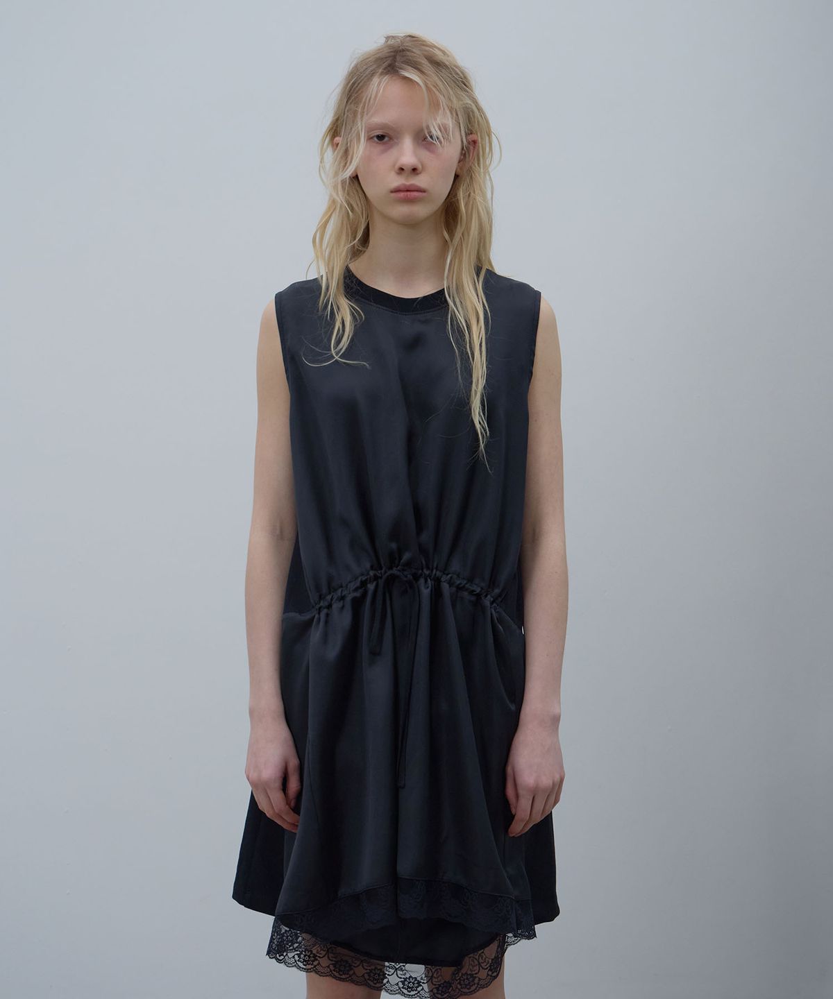 엘씨디씨티엠(LCDC™) DRAWSTRING GATHERED DRESS (BLACK)