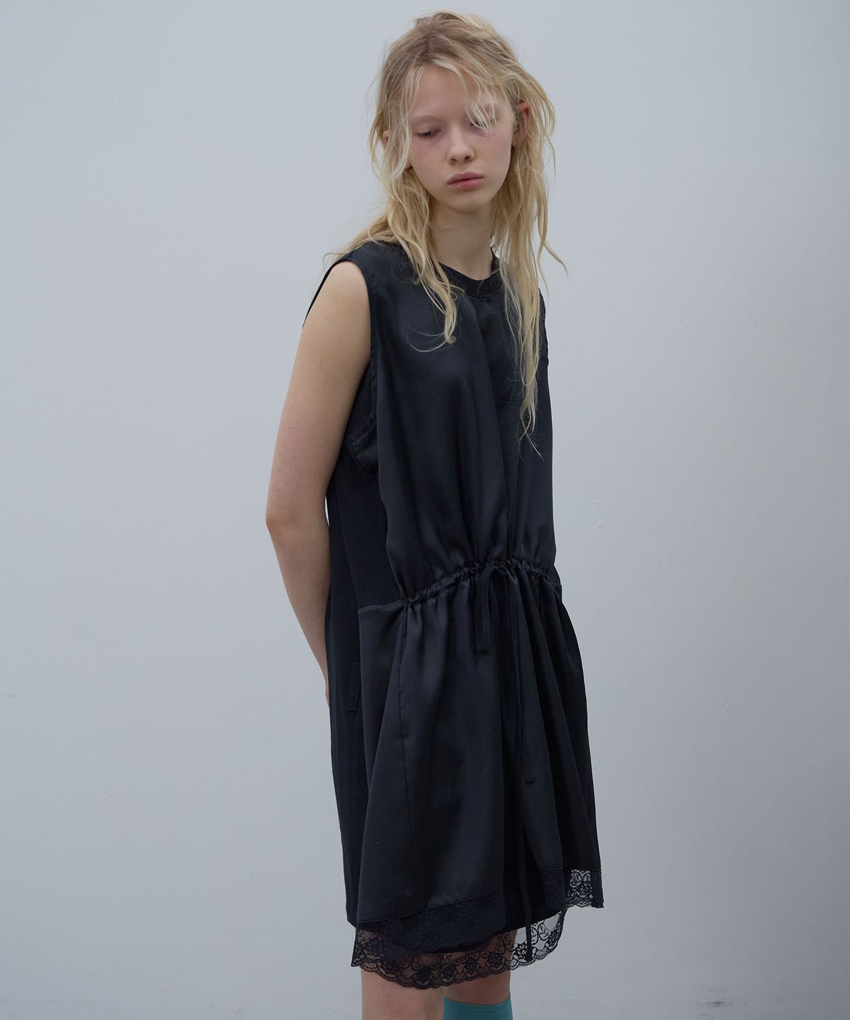 엘씨디씨티엠(LCDC™) DRAWSTRING GATHERED DRESS (BLACK)