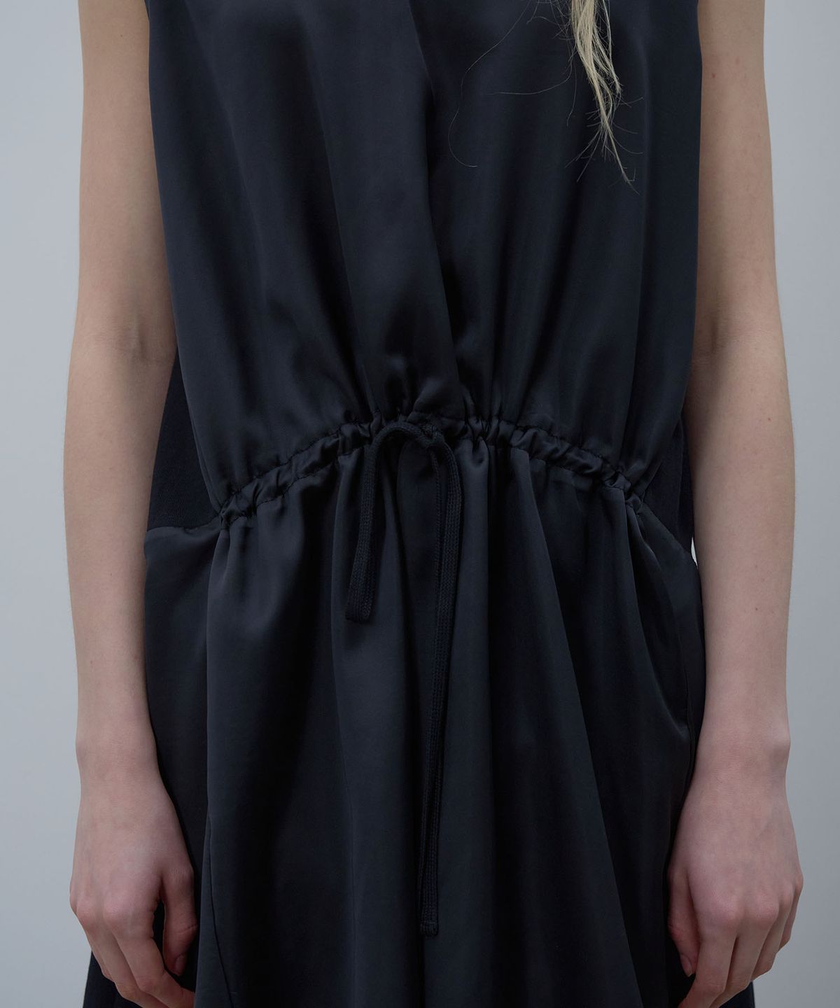 엘씨디씨티엠(LCDC™) DRAWSTRING GATHERED DRESS (BLACK)