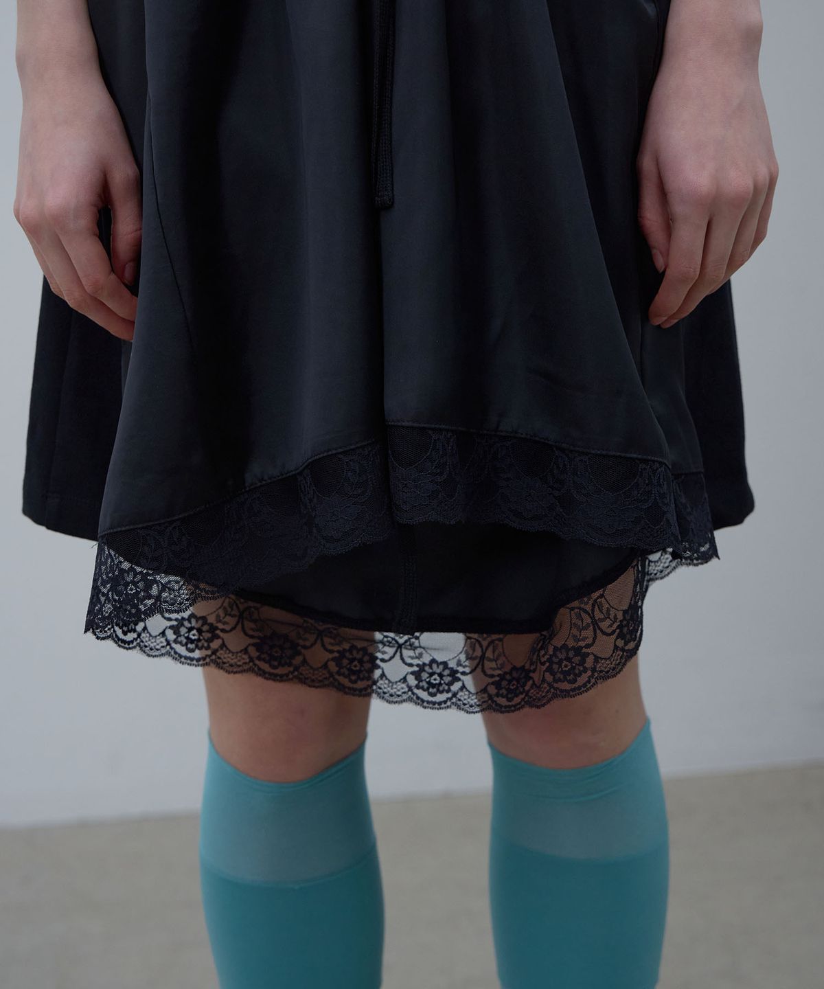 엘씨디씨티엠(LCDC™) DRAWSTRING GATHERED DRESS (BLACK)