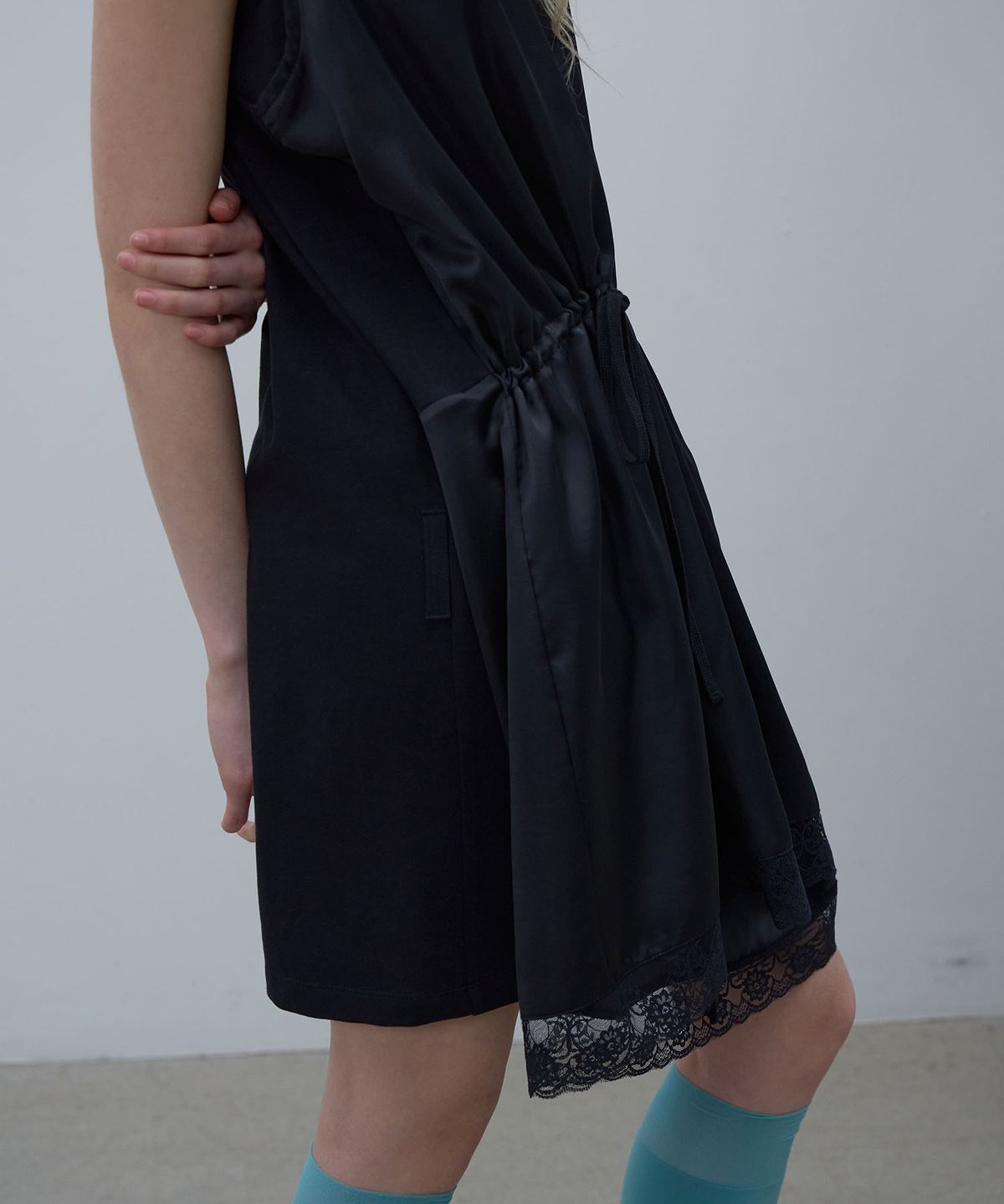 엘씨디씨티엠(LCDC™) DRAWSTRING GATHERED DRESS (BLACK)