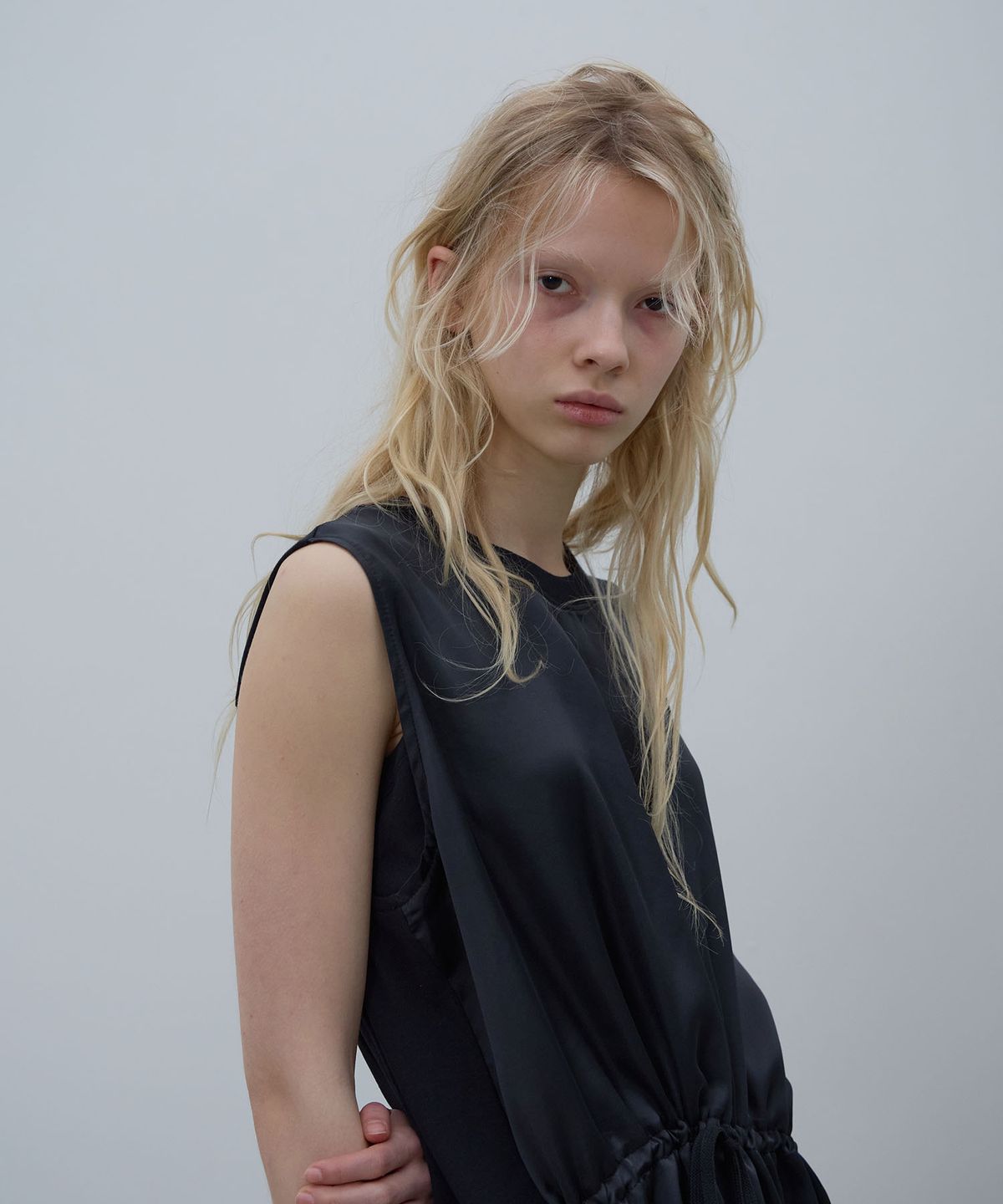 엘씨디씨티엠(LCDC™) DRAWSTRING GATHERED DRESS (BLACK)