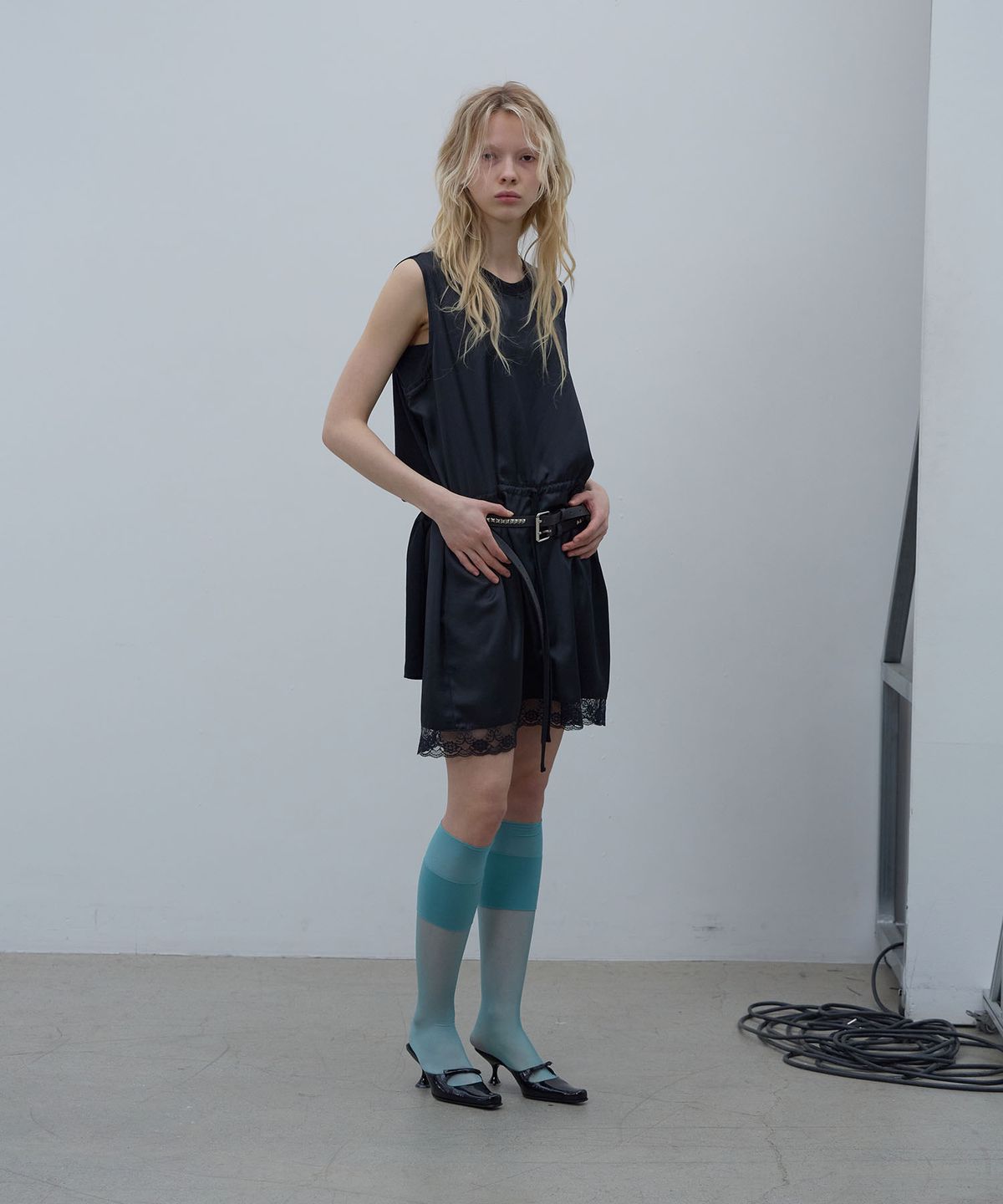 엘씨디씨티엠(LCDC™) DRAWSTRING GATHERED DRESS (BLACK)
