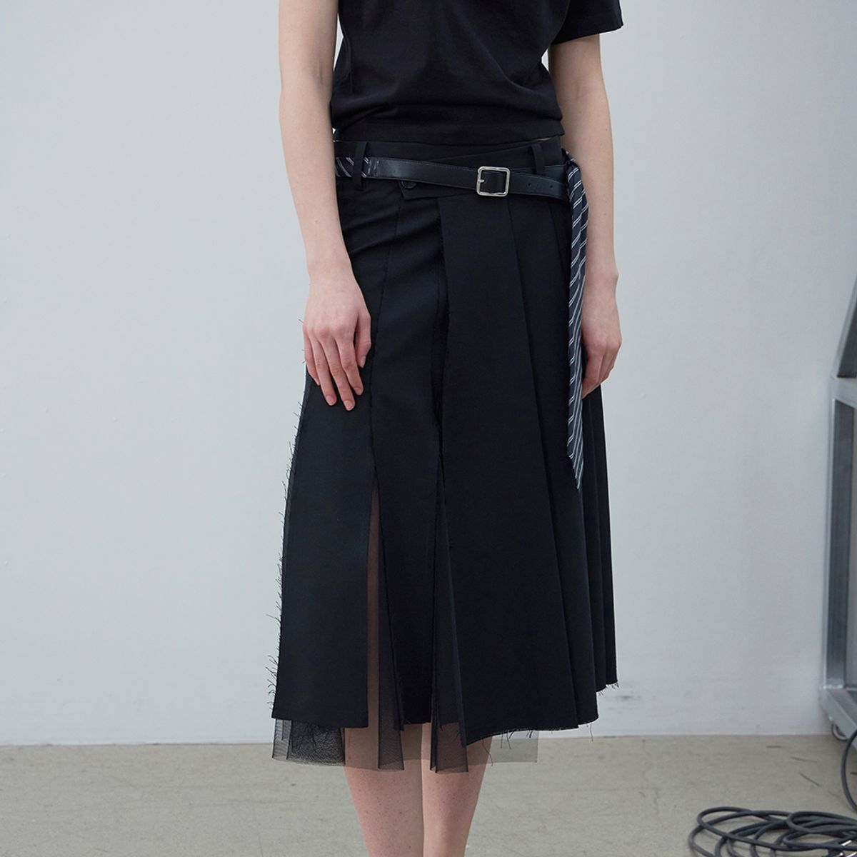 엘씨디씨티엠(LCDC™) TAILORED SHEER PLEATS SKIRT (BLACK)