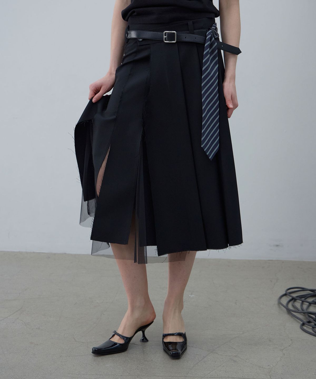 엘씨디씨티엠(LCDC™) TAILORED SHEER PLEATS SKIRT (BLACK)