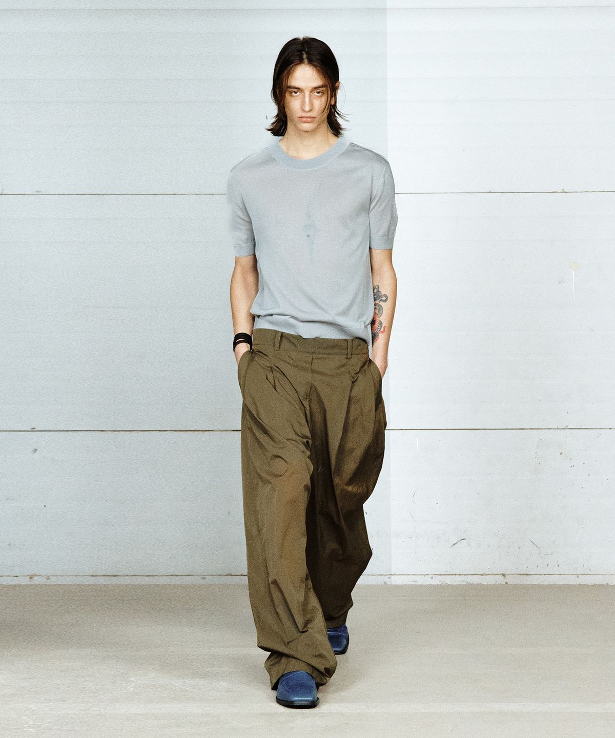 유지(YUJI) AIR TWO-TUCK TROUSERS KHAKI