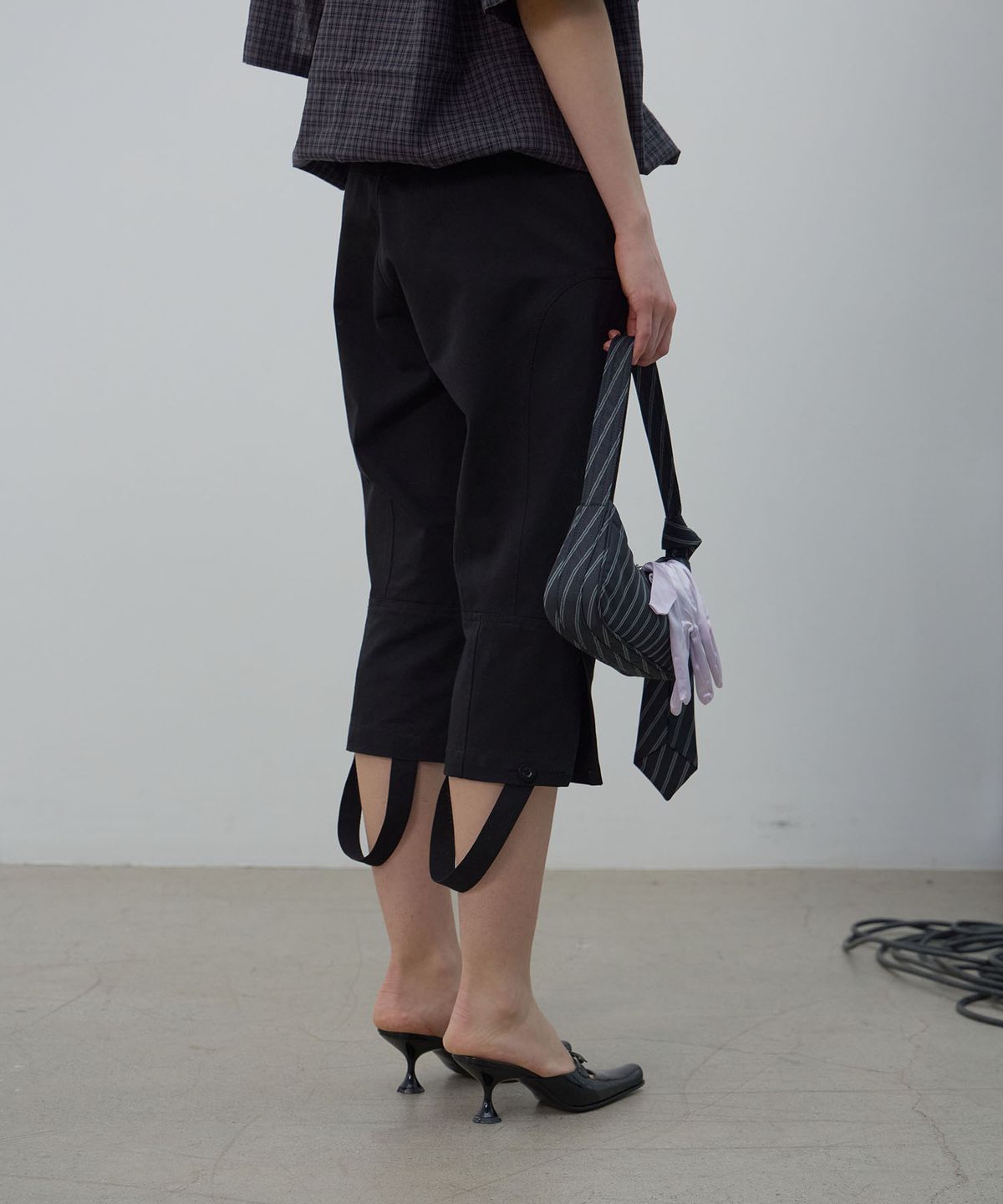 엘씨디씨티엠(LCDC™) SLIM STRAP CAPRI PANTS (BLACK)
