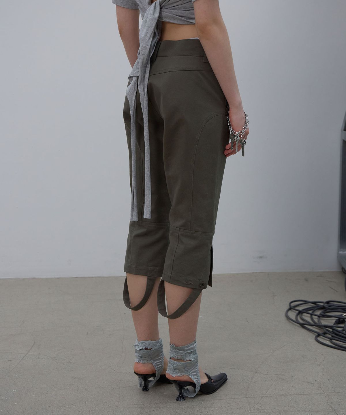 엘씨디씨티엠(LCDC™) SLIM STRAP CAPRI PANTS (KHAKI)
