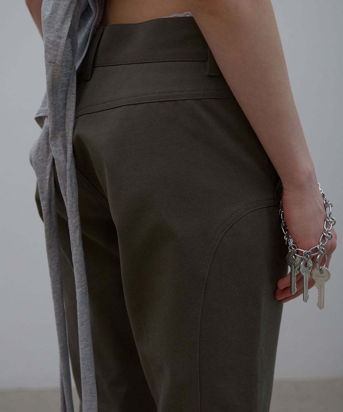 엘씨디씨티엠(LCDC™) SLIM STRAP CAPRI PANTS (KHAKI)