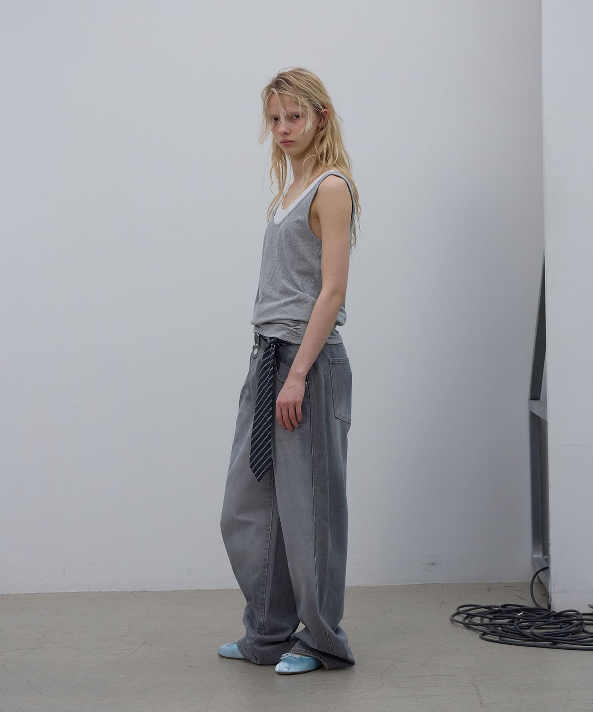 엘씨디씨티엠(LCDC™) ASYMMETRIC WAIST DENIM (GREY)