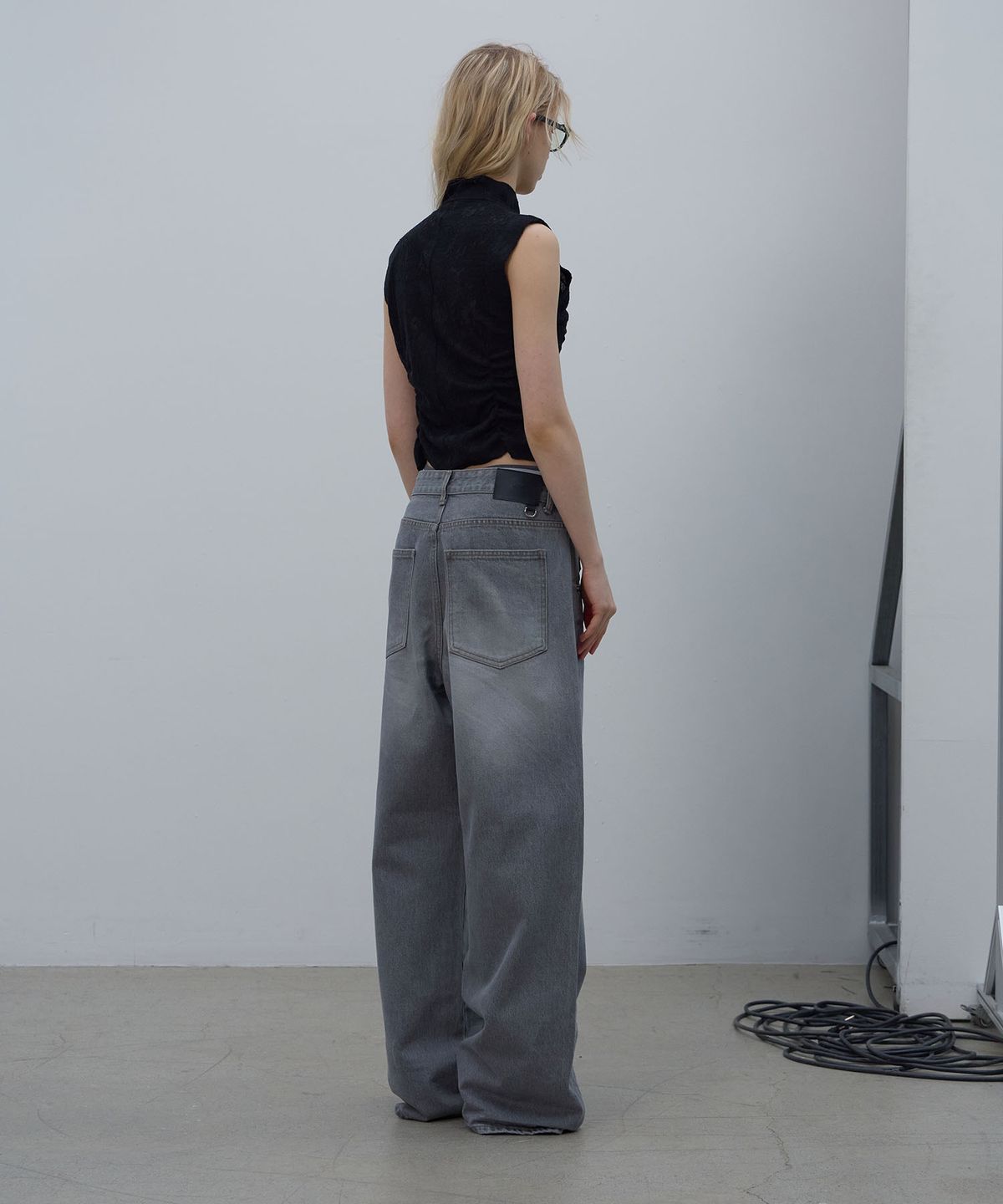 엘씨디씨티엠(LCDC™) ASYMMETRIC WAIST DENIM (GREY)