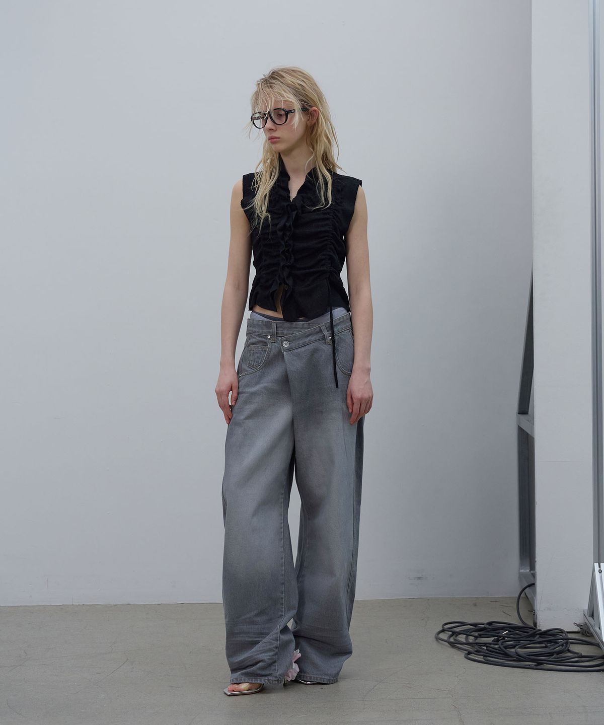 엘씨디씨티엠(LCDC™) ASYMMETRIC WAIST DENIM (GREY)