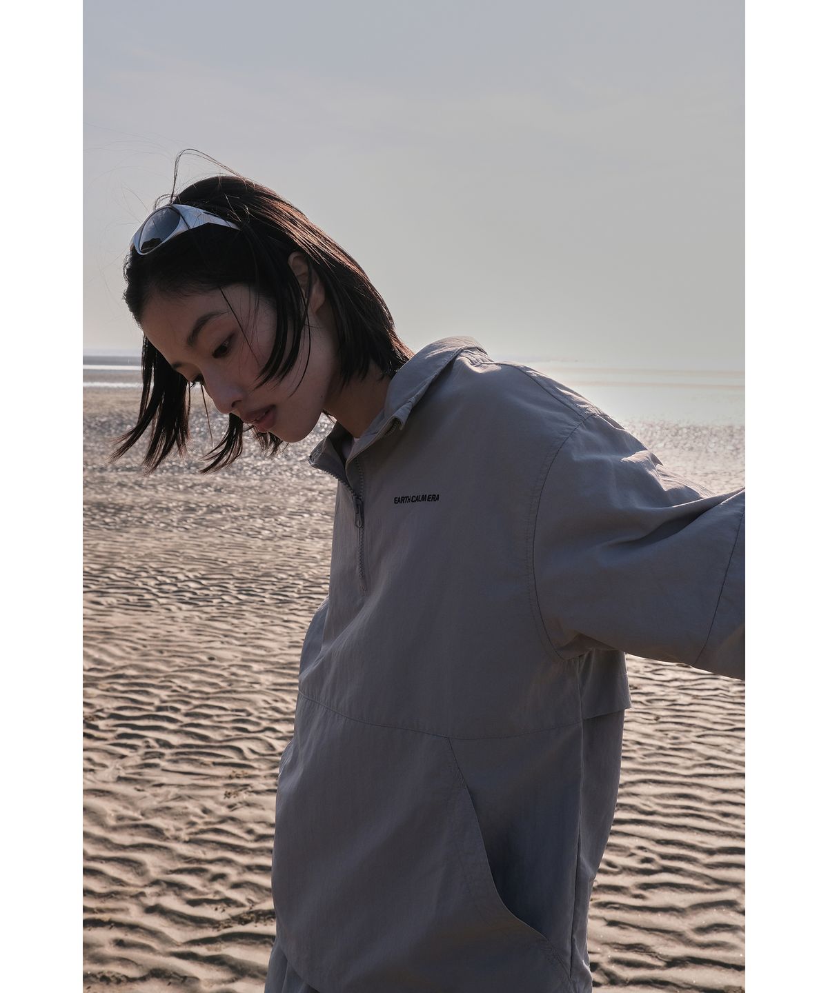 얼스캄에라(EARTH CALM ERA) 라이트웨이트 에센셜 아노락 우먼_그레이