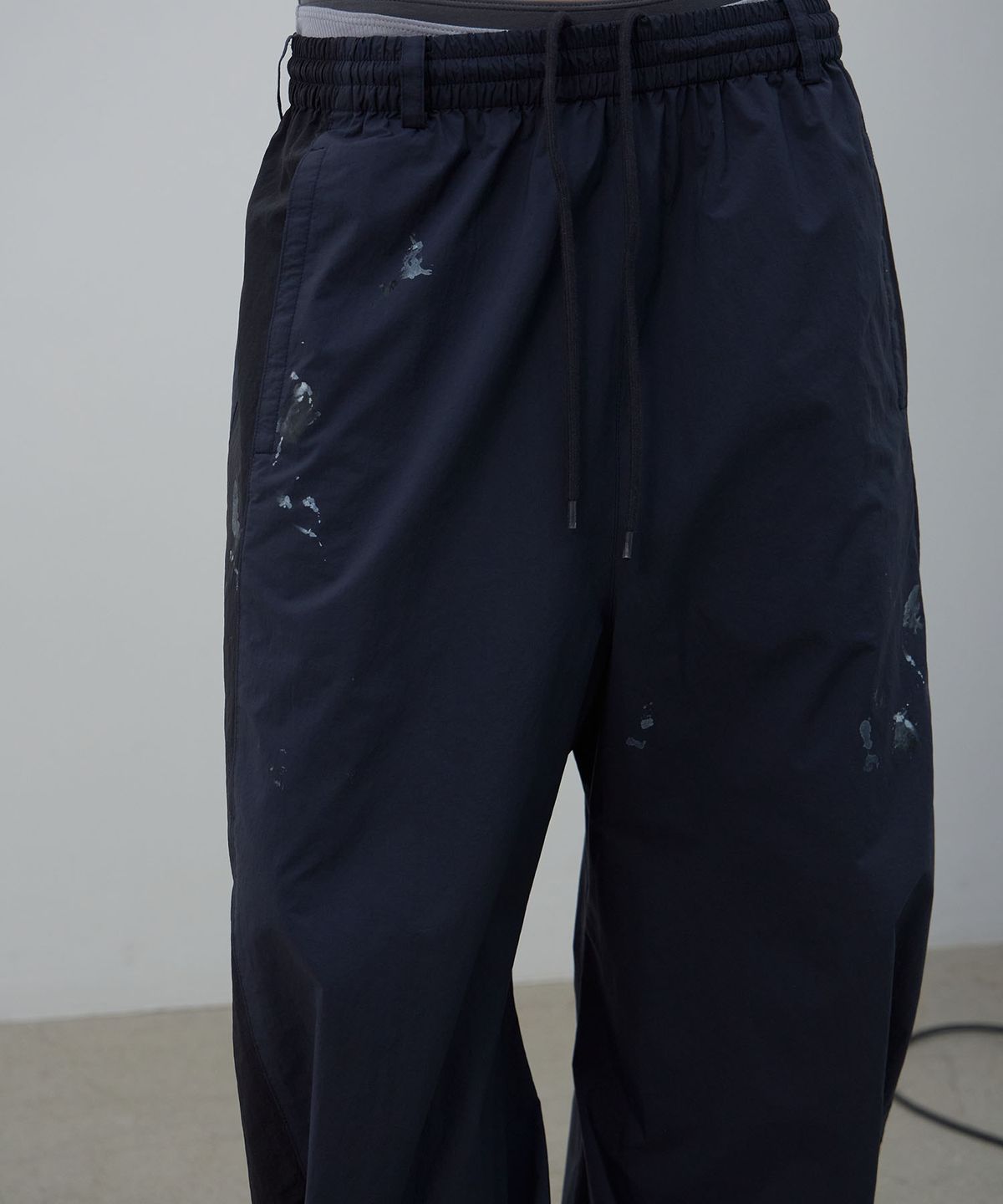 엘씨디씨티엠(LCDC™) PAINT EFFECT NYLON TROUSERS (DARK NAVY)