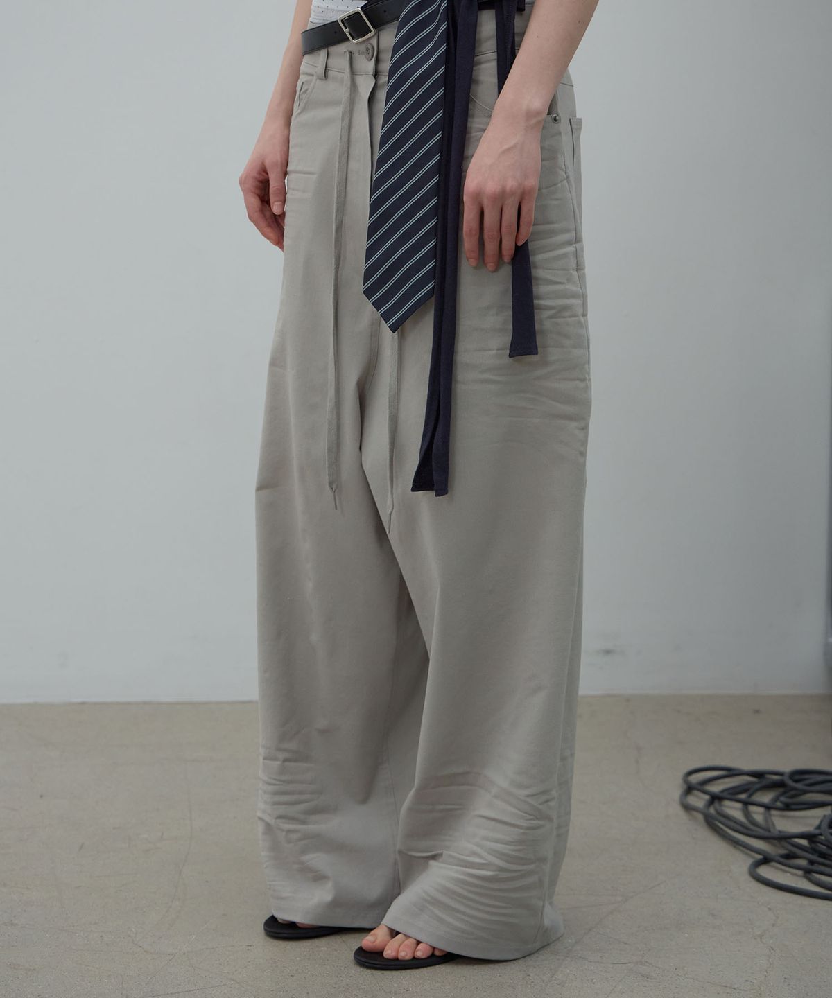 엘씨디씨티엠(LCDC™) CRINKLE DETAIL WIDE TROUSERS (LIGHT BEIGE)