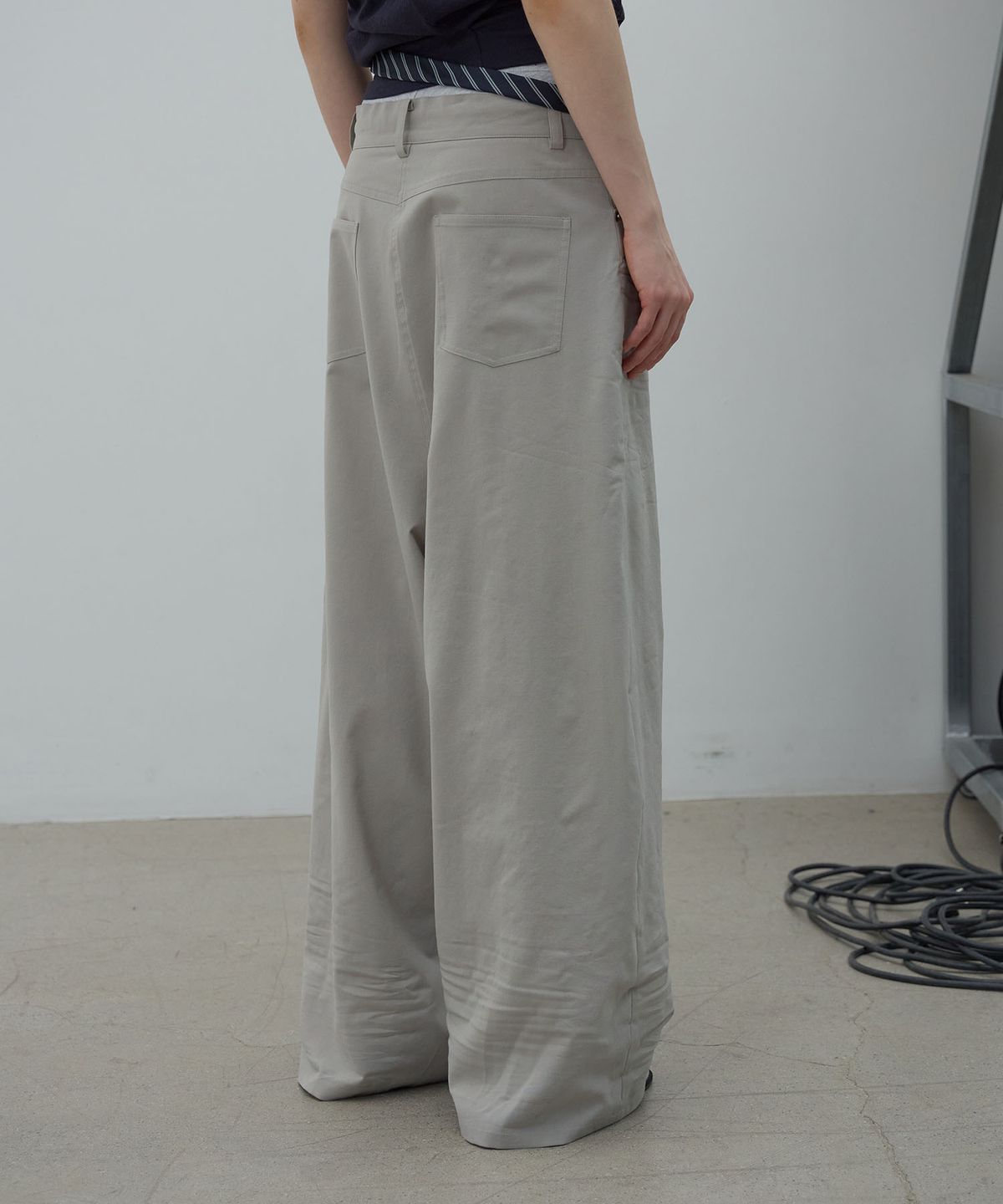 엘씨디씨티엠(LCDC™) CRINKLE DETAIL WIDE TROUSERS (LIGHT BEIGE)