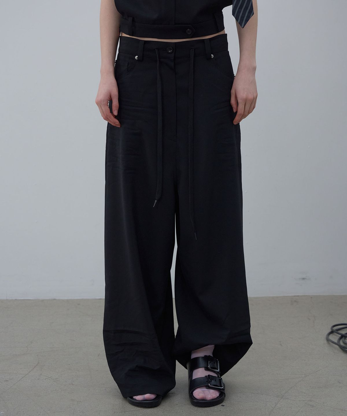 엘씨디씨티엠(LCDC™) CRINKLE DETAIL WIDE TROUSERS (BLACK)