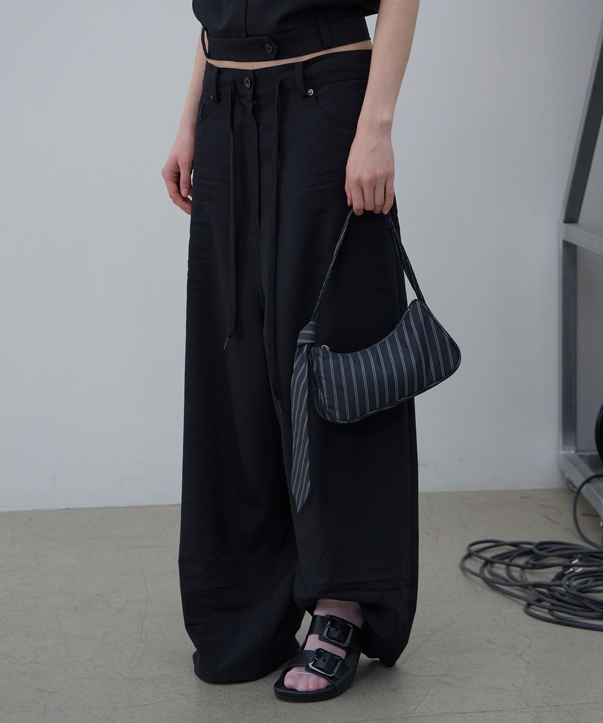 엘씨디씨티엠(LCDC™) CRINKLE DETAIL WIDE TROUSERS (BLACK)
