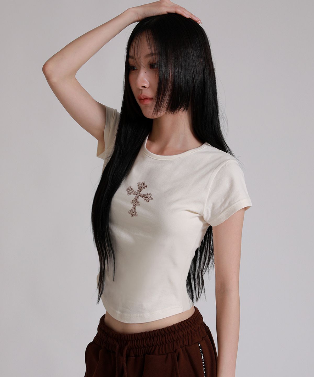 라이크더모스트(LIKE THE MOST) 밑단 라운드 슬림라인 스판 반소매 티셔츠_크림