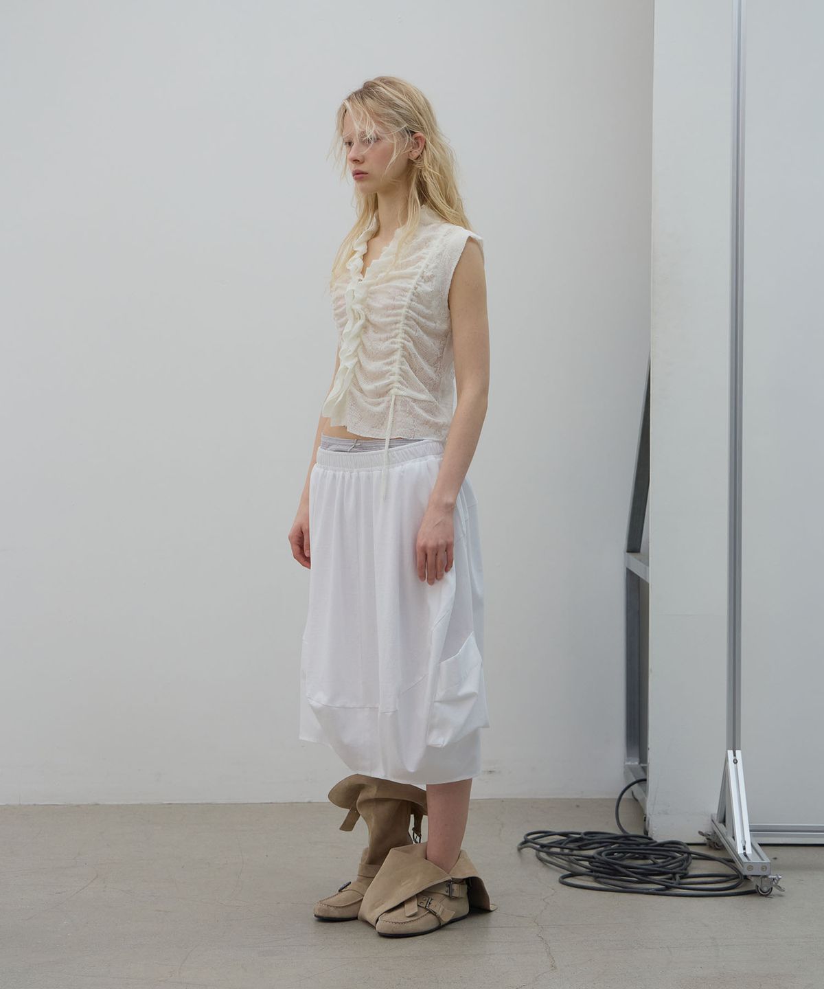 엘씨디씨티엠(LCDC™) ASYMMETRIC RUFFLE SHIRT (IVORY)