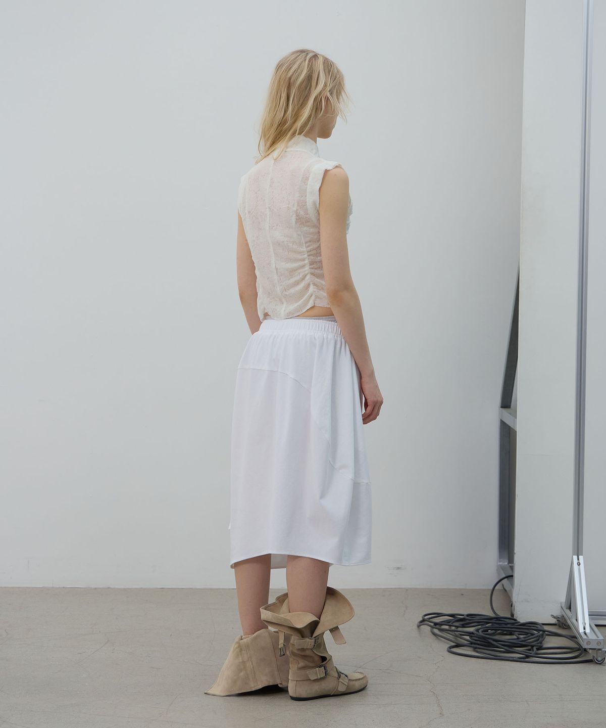 엘씨디씨티엠(LCDC™) ASYMMETRIC RUFFLE SHIRT (IVORY)