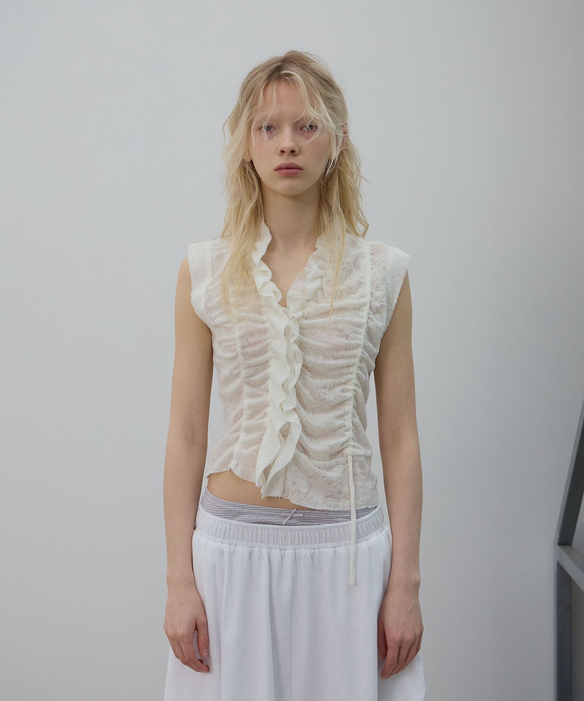 엘씨디씨티엠(LCDC™) ASYMMETRIC RUFFLE SHIRT (IVORY)