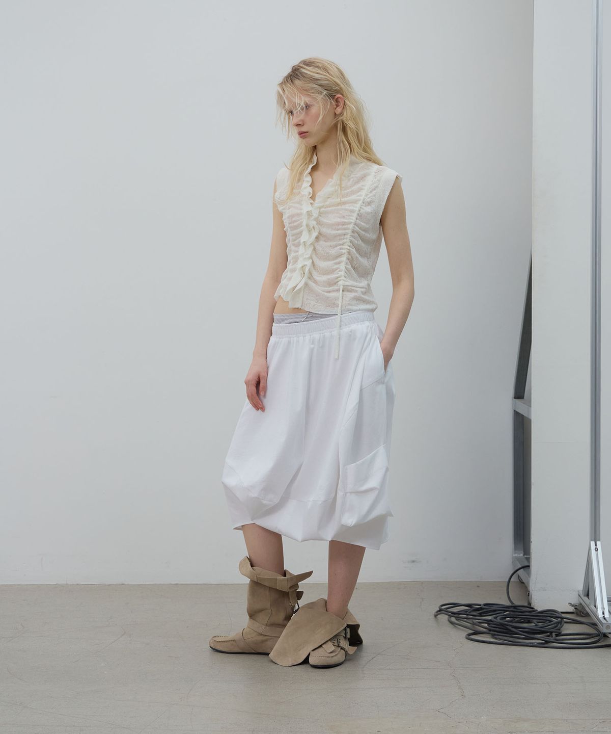 엘씨디씨티엠(LCDC™) ASYMMETRIC RUFFLE SHIRT (IVORY)