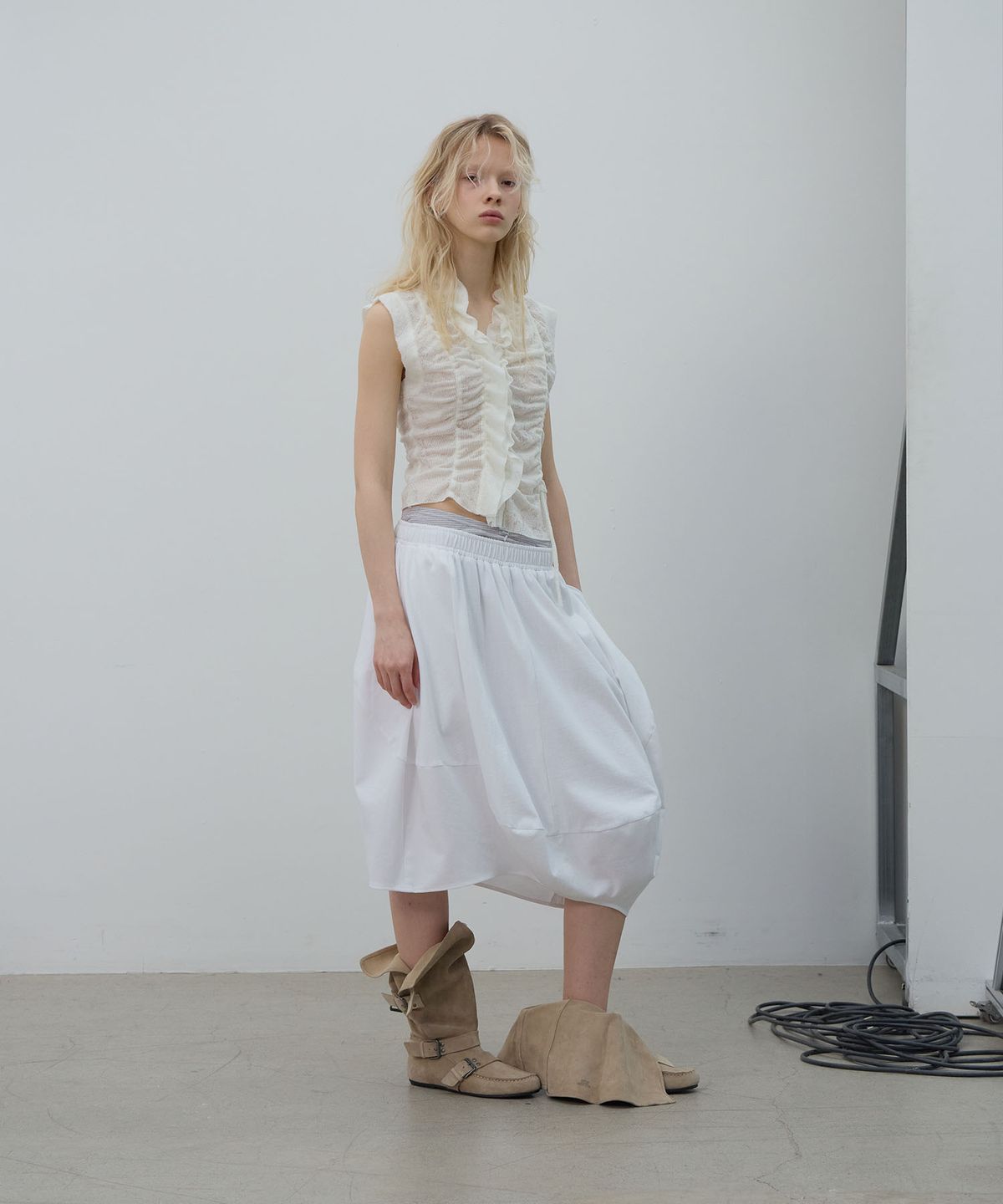엘씨디씨티엠(LCDC™) ASYMMETRIC RUFFLE SHIRT (IVORY)