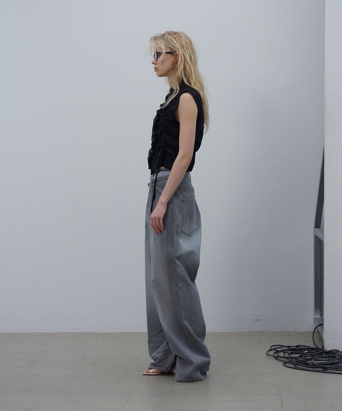 엘씨디씨티엠(LCDC™) ASYMMETRIC RUFFLE SHIRT (BLACK)