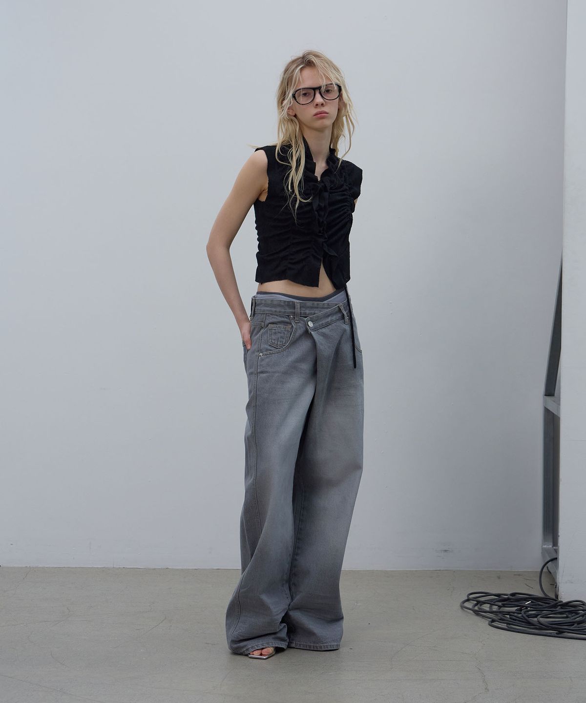 엘씨디씨티엠(LCDC™) ASYMMETRIC RUFFLE SHIRT (BLACK)
