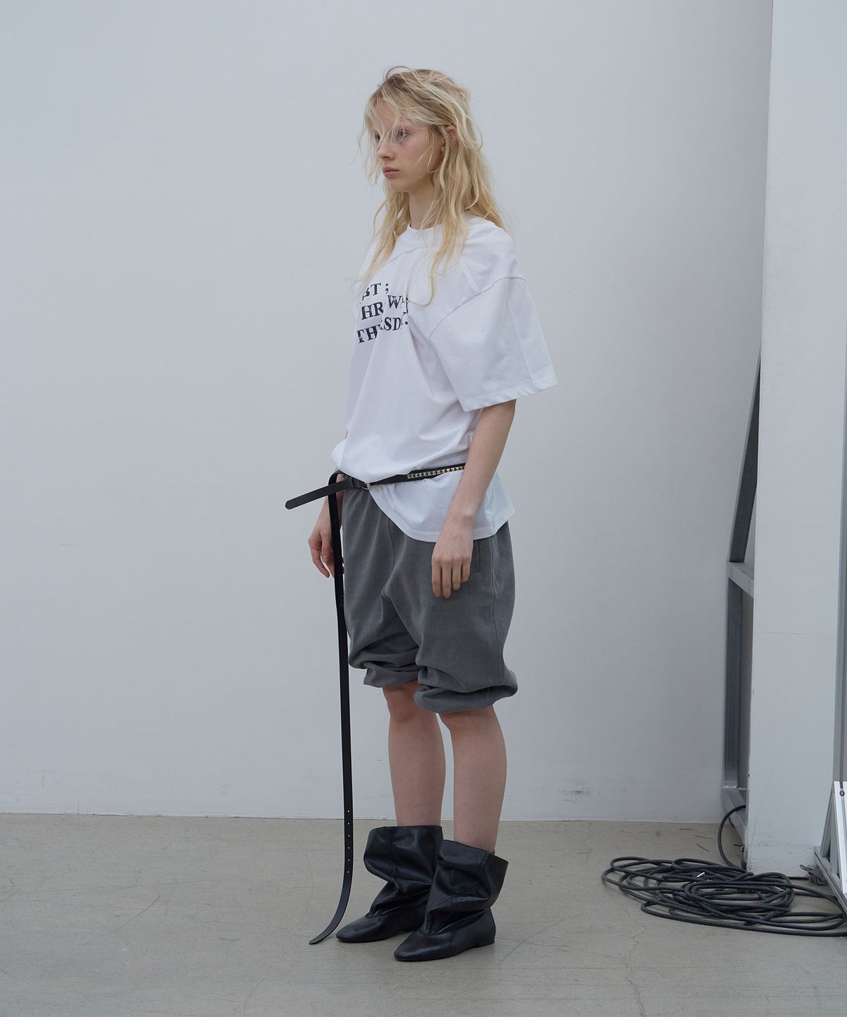 엘씨디씨티엠(LCDC™) DRAPED LETTERING PRINT T-SHIRT (WHITE)