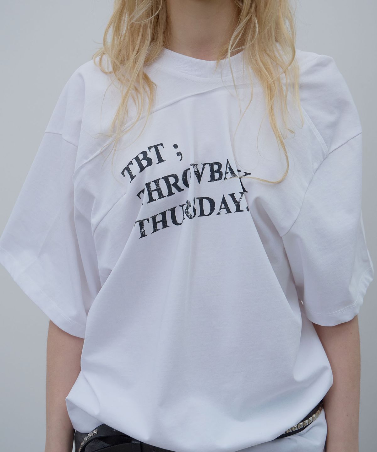 엘씨디씨티엠(LCDC™) DRAPED LETTERING PRINT T-SHIRT (WHITE)