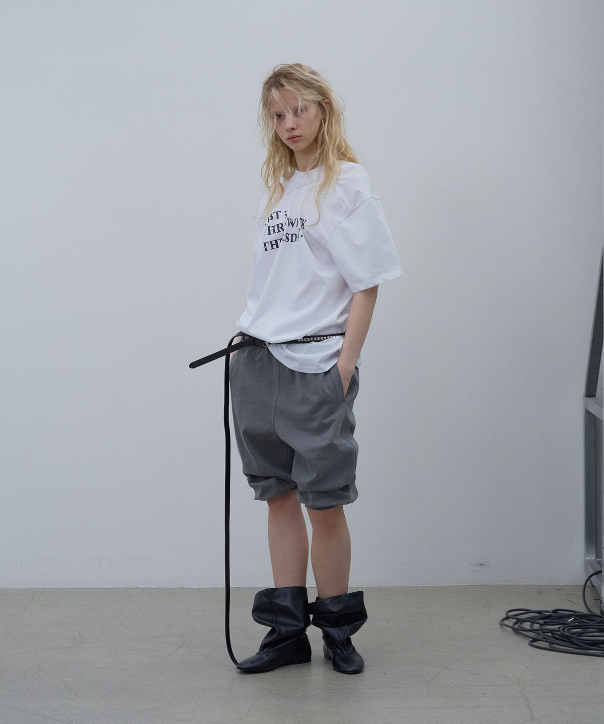 엘씨디씨티엠(LCDC™) DRAPED LETTERING PRINT T-SHIRT (WHITE)