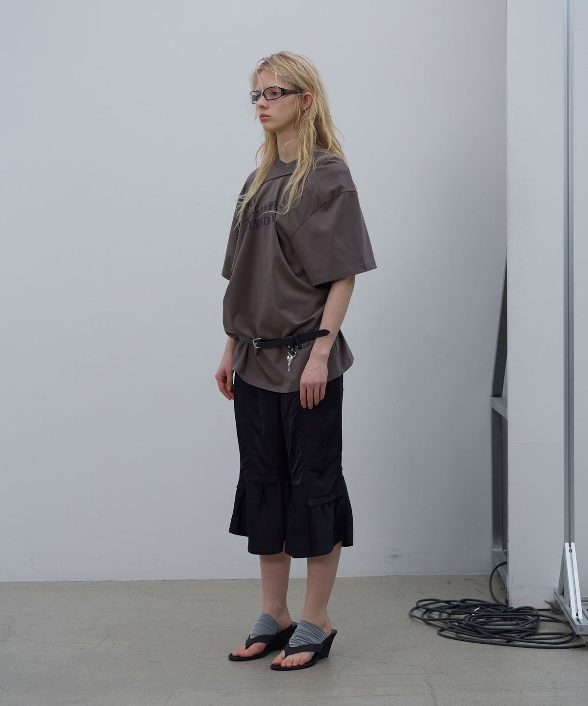 엘씨디씨티엠(LCDC™) DRAPED LETTERING PRINT T-SHIRT (BROWN)