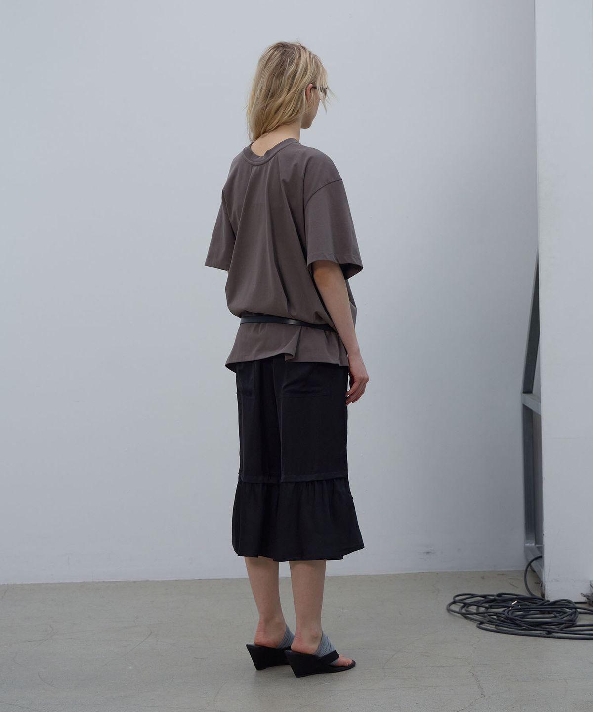 엘씨디씨티엠(LCDC™) DRAPED LETTERING PRINT T-SHIRT (BROWN)