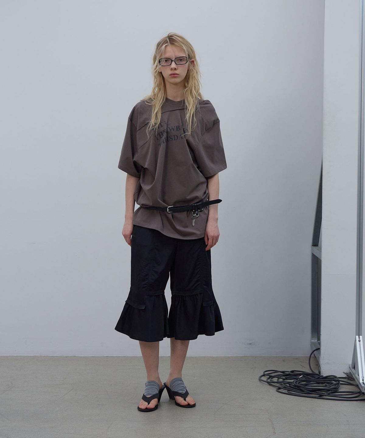 엘씨디씨티엠(LCDC™) DRAPED LETTERING PRINT T-SHIRT (BROWN)