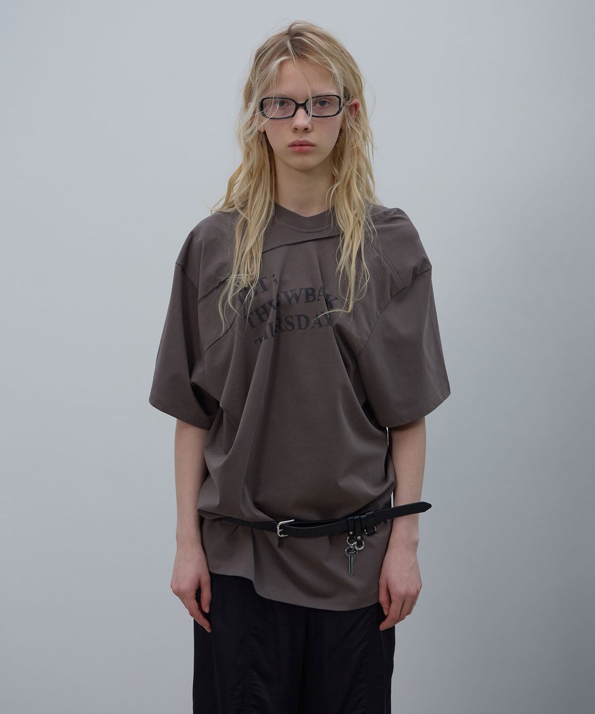 엘씨디씨티엠(LCDC™) DRAPED LETTERING PRINT T-SHIRT (BROWN)