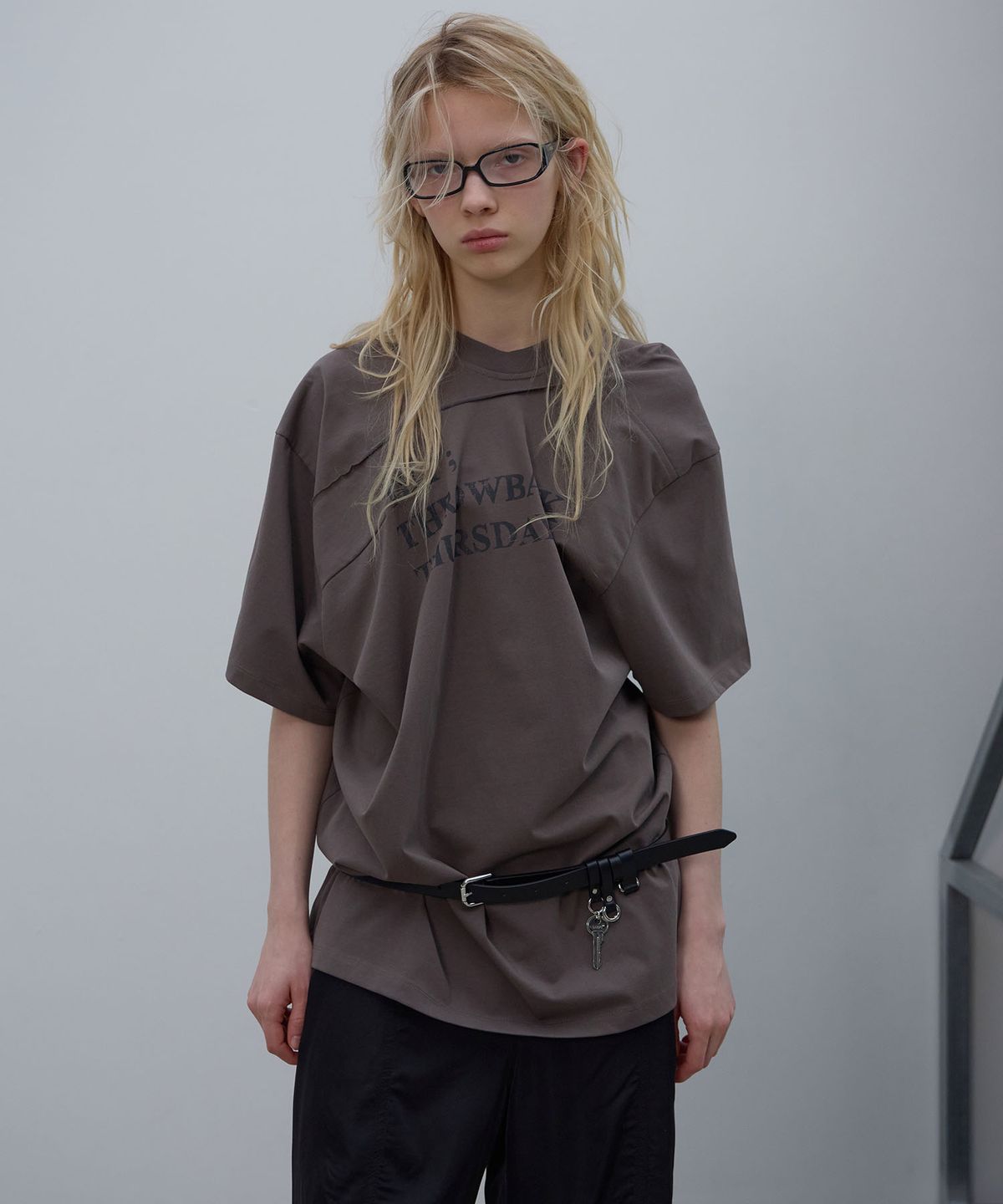 엘씨디씨티엠(LCDC™) DRAPED LETTERING PRINT T-SHIRT (BROWN)