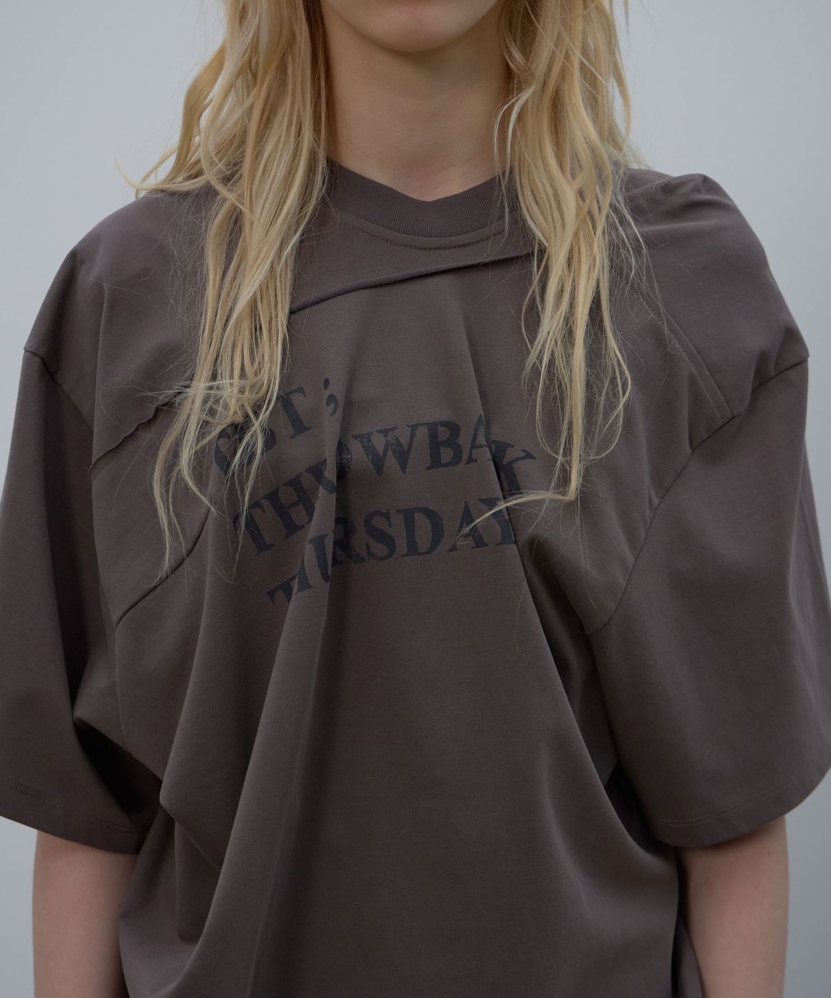엘씨디씨티엠(LCDC™) DRAPED LETTERING PRINT T-SHIRT (BROWN)